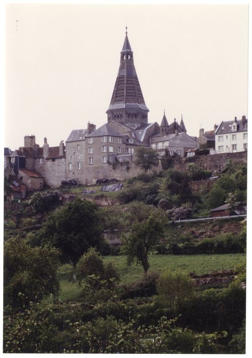 vue partielle de l’église dans son environnement depuis le Nord-Ouest