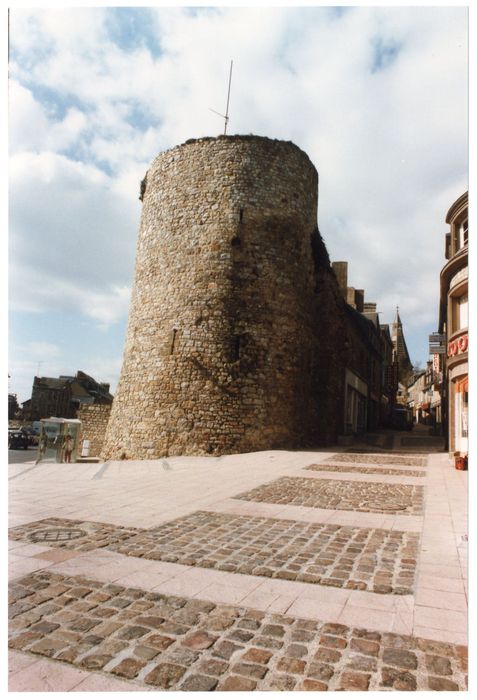 tour n°7 à l’angle des rues des Fossés-Plissons et de la Grande Rue
