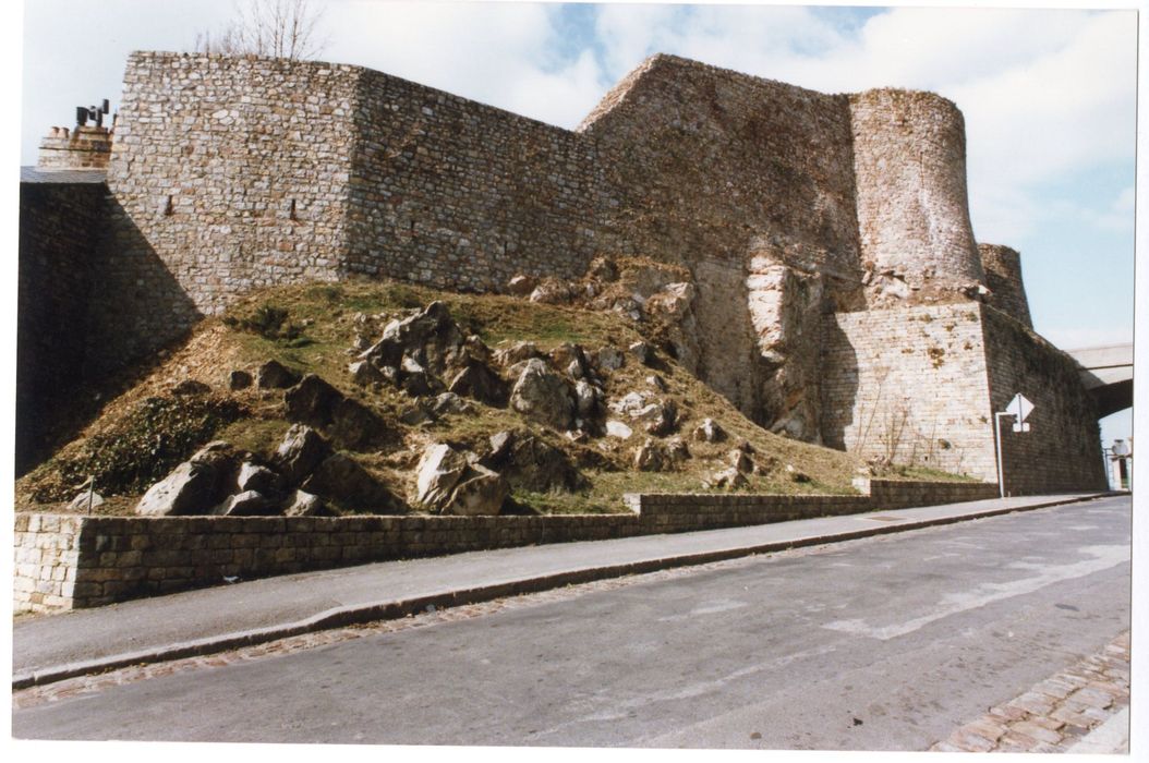 remparts jouxtant les tours de l’ancienne poterne du château de Godras depuis la rue des Barbacanes