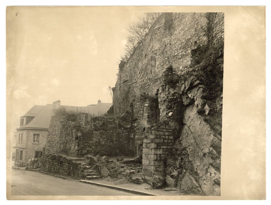 remparts jouxtant les tours de l’ancienne poterne du château de Godras depuis la rue des Barbacanes