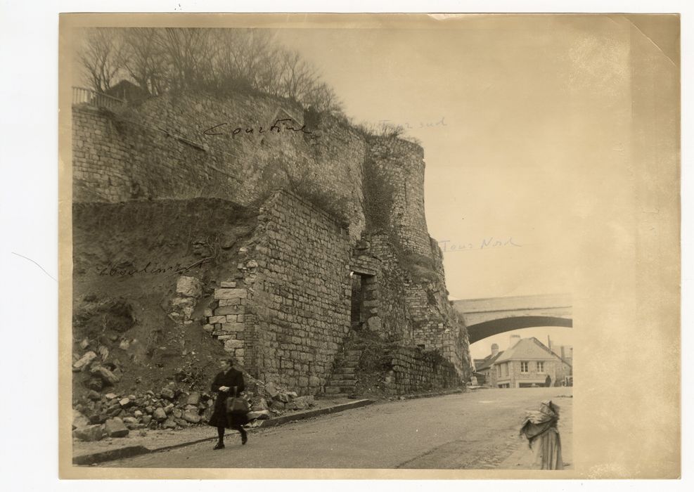remparts jouxtant les tours de l’ancienne poterne du château de Godras depuis la rue des Barbacanes