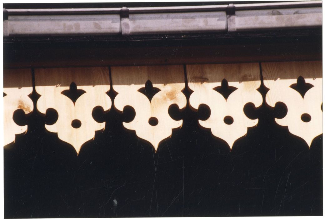 détail de la frise de bois découpée