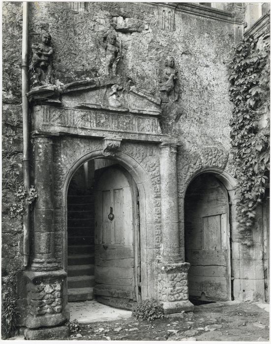 aile est, façade est, porte d’accès