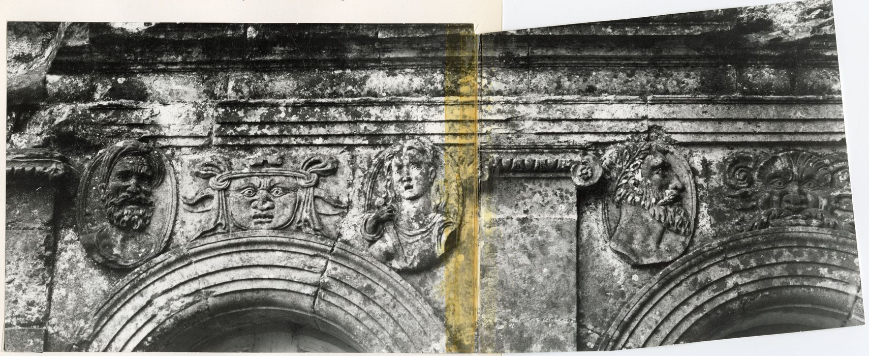 aile est, façade est, détail des décors