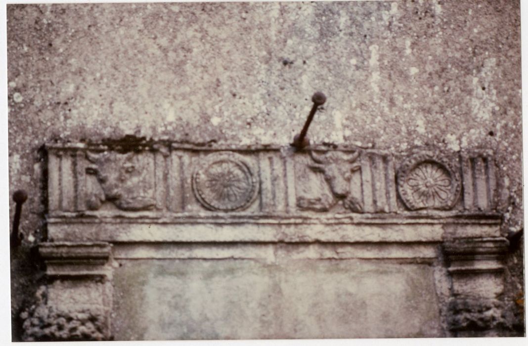 aile est, façade est, détail d’un linteau d’une porte d’accès condamnée