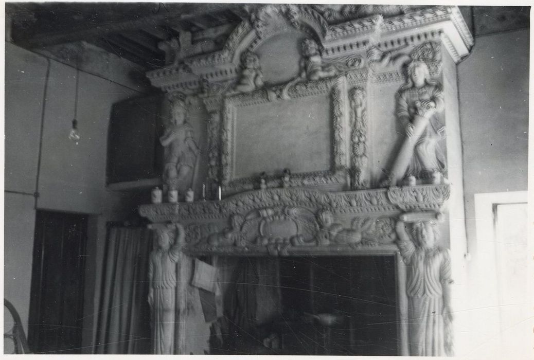 pièce non localisée, cheminée monumentale