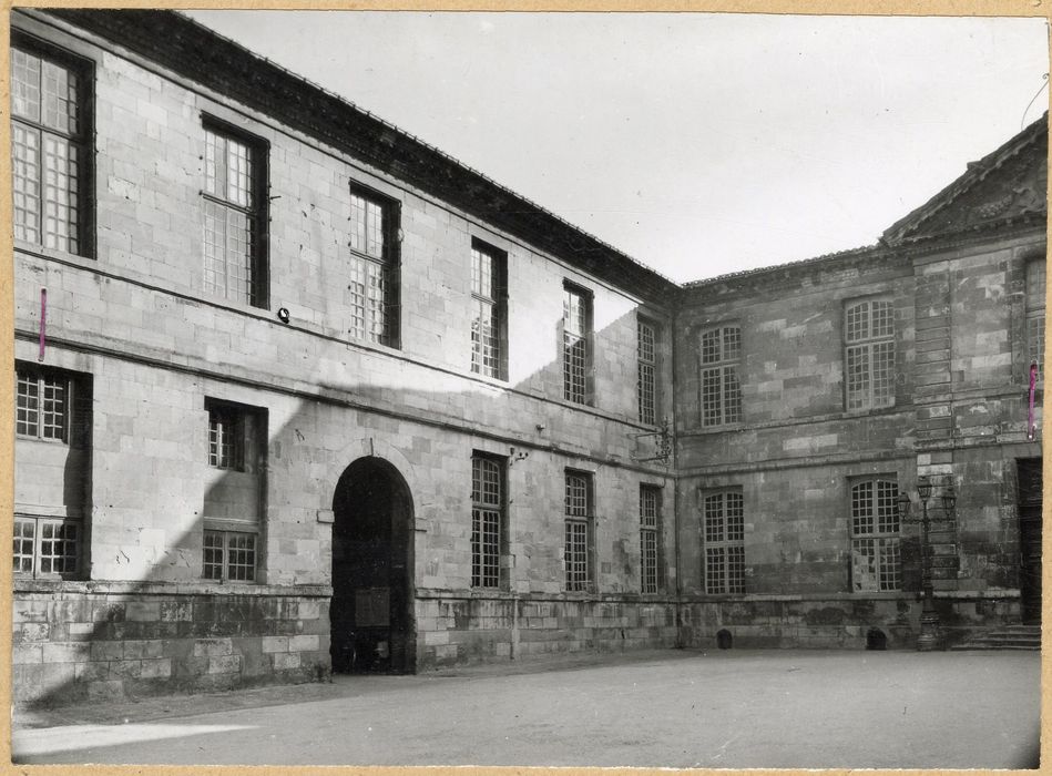 cour d’honneur, ailes est et sud, façades ouest et nord, vue partielle