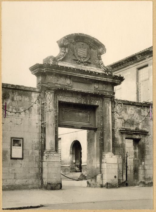 portail d’accès monumental sur rue d’accès à la cour d’honneur