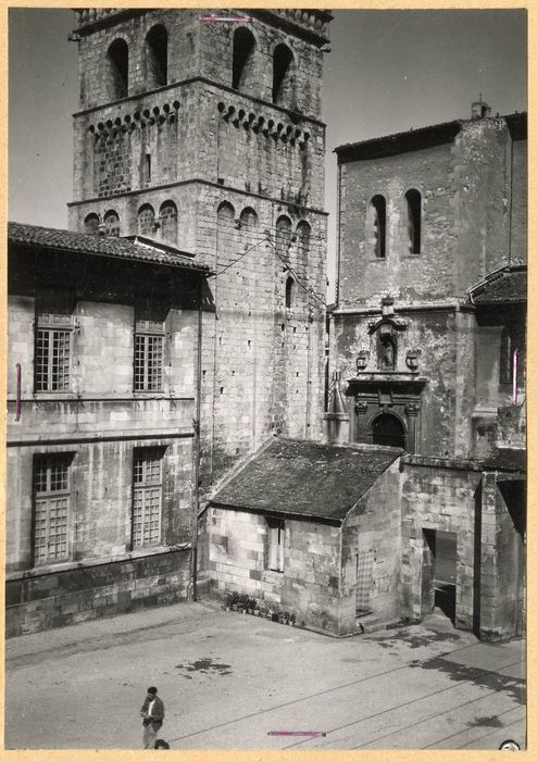 cour intérieure est, façades est et sud, vue partielle