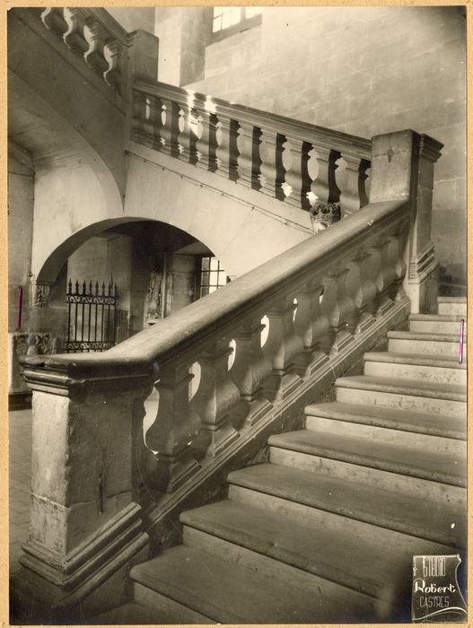 escalier monumental, vue partielle