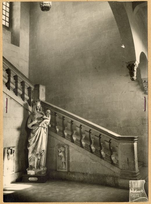 escalier monumental, vue partielle