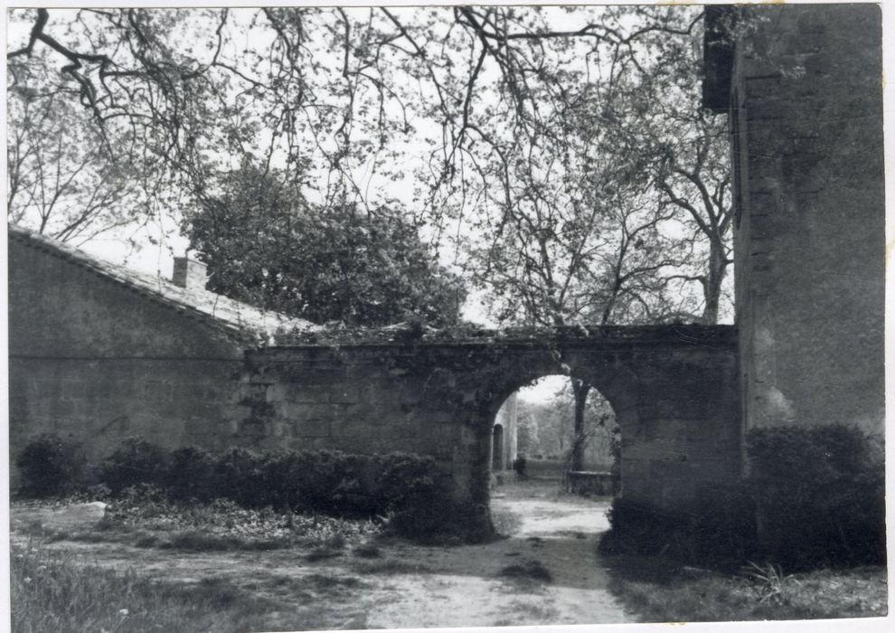 porche d’accès ouest à la cour intérieure