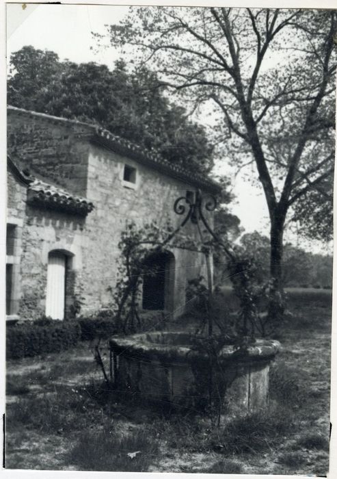 puits dans la cour intérieure