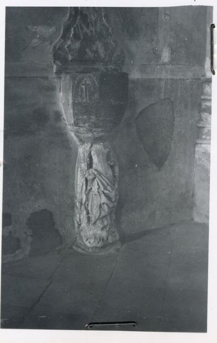 statue supportant le bénitier