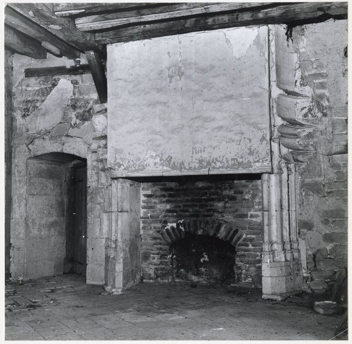 pièce non localisée, cheminée monumentale