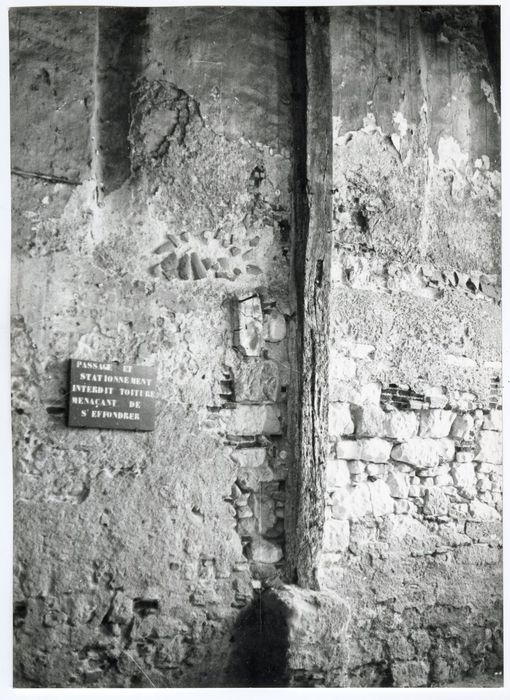 mur de la maison accolé à la halle, vue partielle