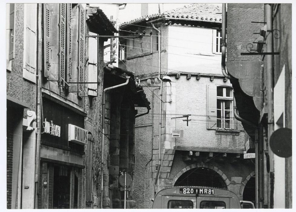 vue partielle de la halle dans son environnement