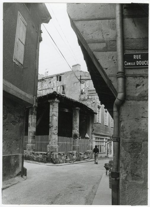 vue partielle de la halle dans son environnement