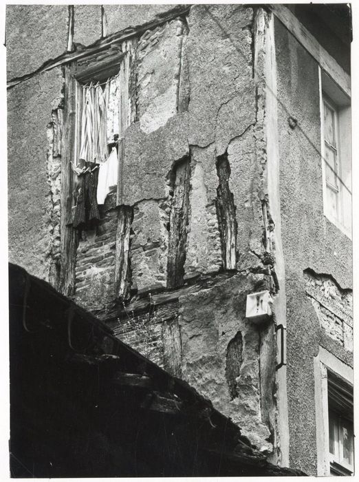 mur à pans de bois surplombant le toit de la halle