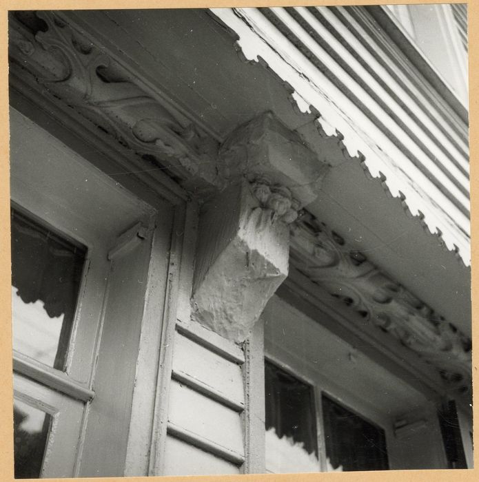 façade sur rue, détail de la console et de la sablière