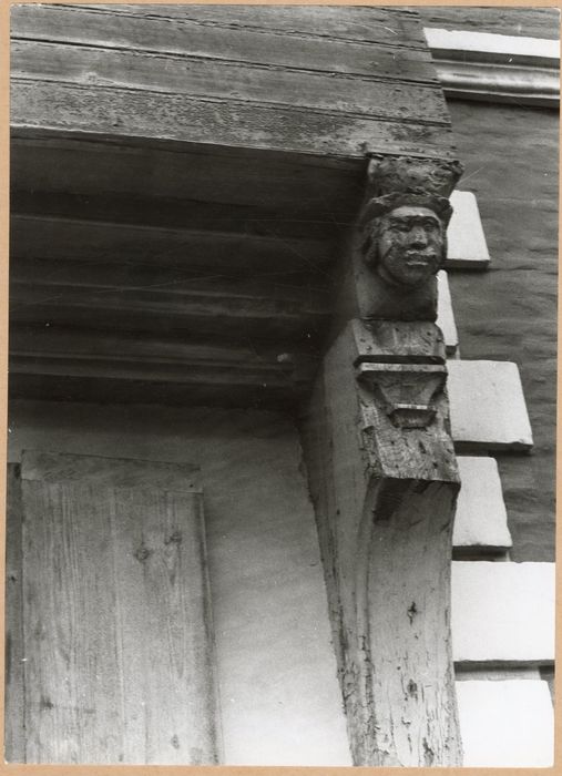 façade sur rue, détail d’un about de poutre et de sa console