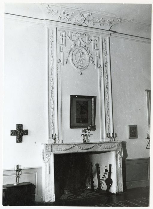 1er étage, salon, cheminée aux initiales de Charles Filochère, dernier abbé commanditaire