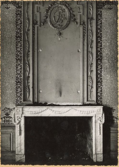 1er étage, salon, cheminée aux initiales de Charles Filochère, dernier abbé commanditaire