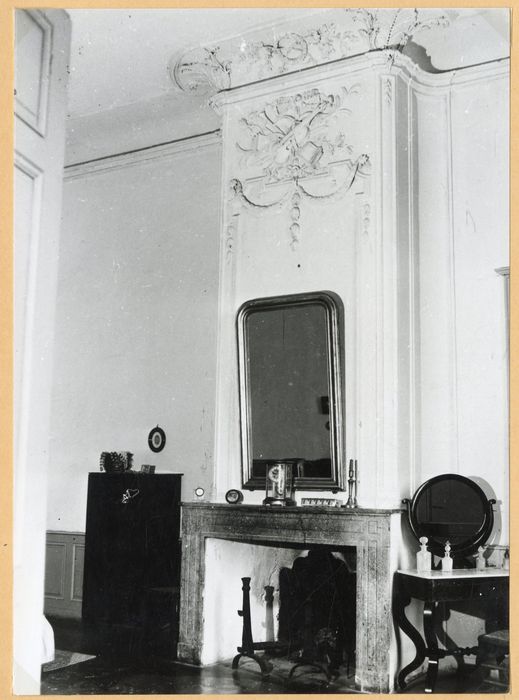 1er étage, chambre de l’évêque, cheminée