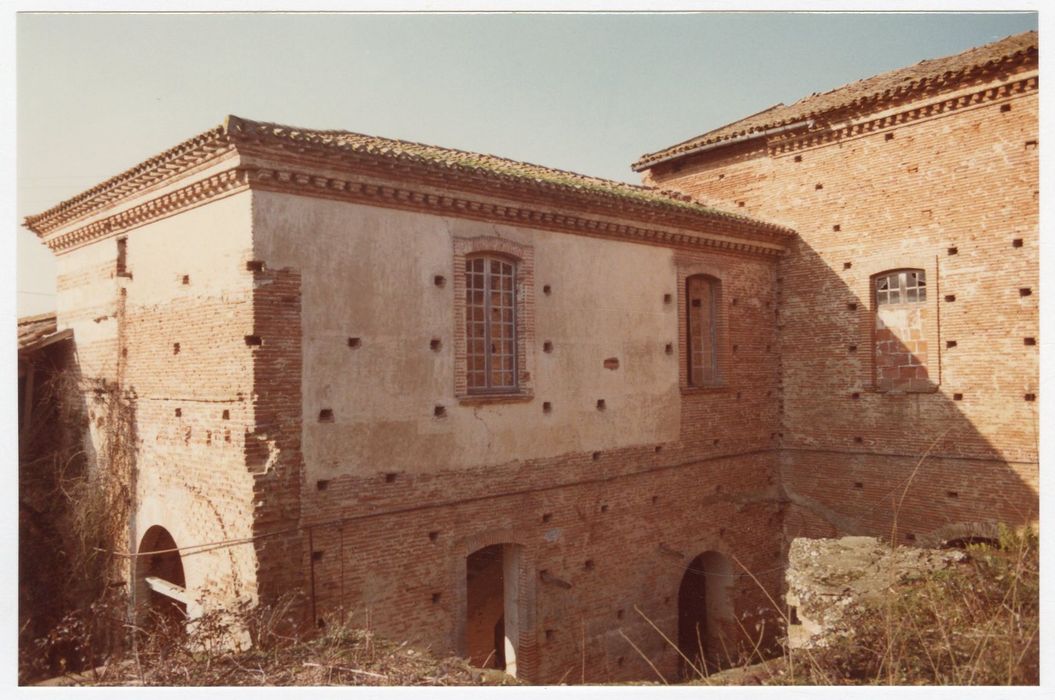 façades des bâtiments bordant la cour, vue partielle