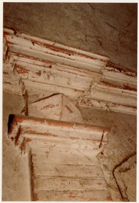 galerie longeant la cour à l ‘Est, détail des pilastres de la porte communiquant avec l’abbaye