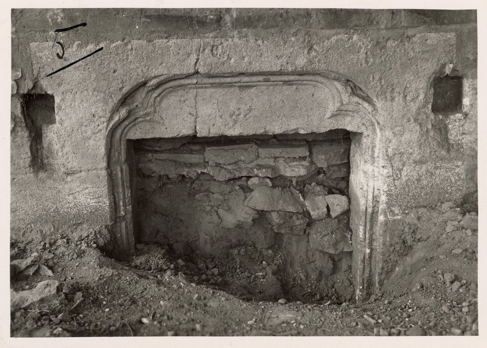 ruines de l’église abbatiale, détail de l’ancienne porte de communication entre le transept et la sacristie