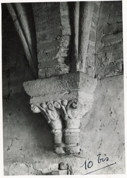 cloître, galerie, détail d’un chapiteau