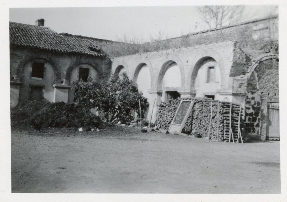 ancien cloître, vue partielle