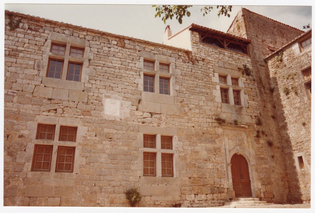 façade sud-est, vue partielle