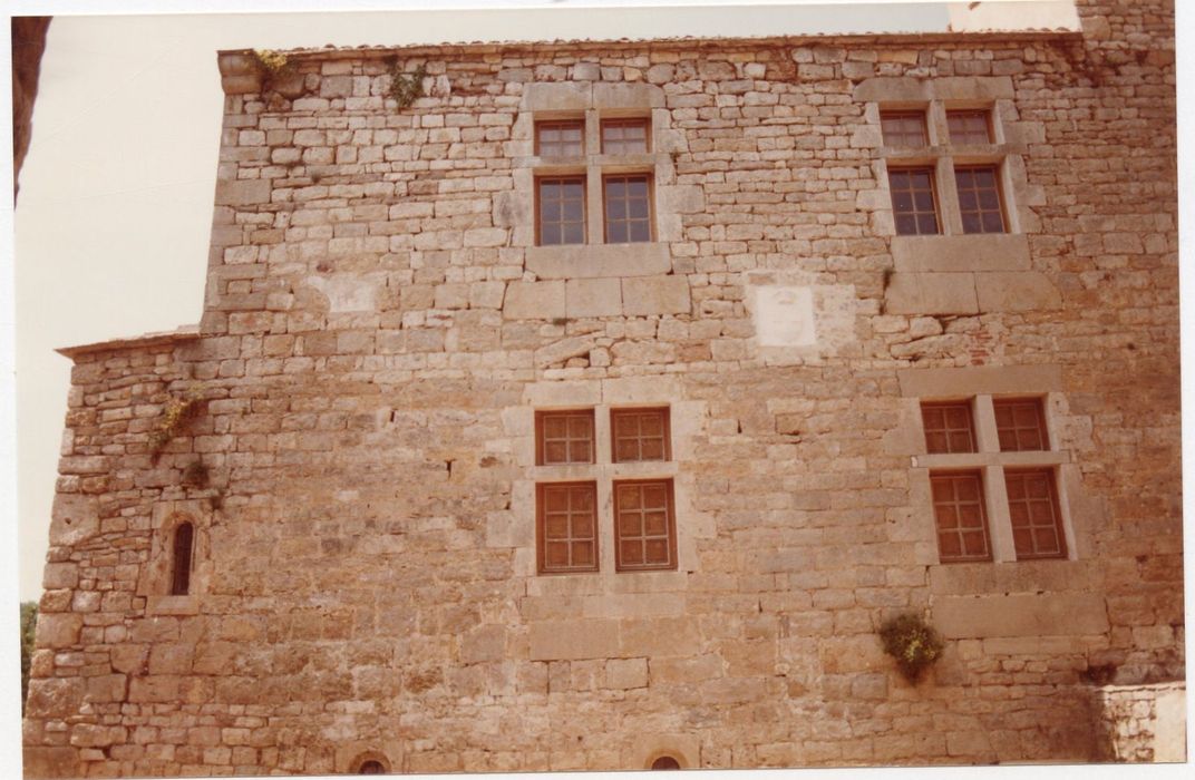 façade sud-est, vue partielle