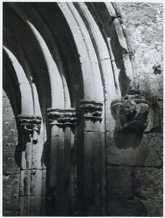 église abbatiale, portail d’accès, détail des chapiteaux