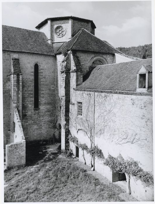 façade latérale sud de l’église abbatiale, aile est du bâtiment, façade ouest sur l’ancien cloître