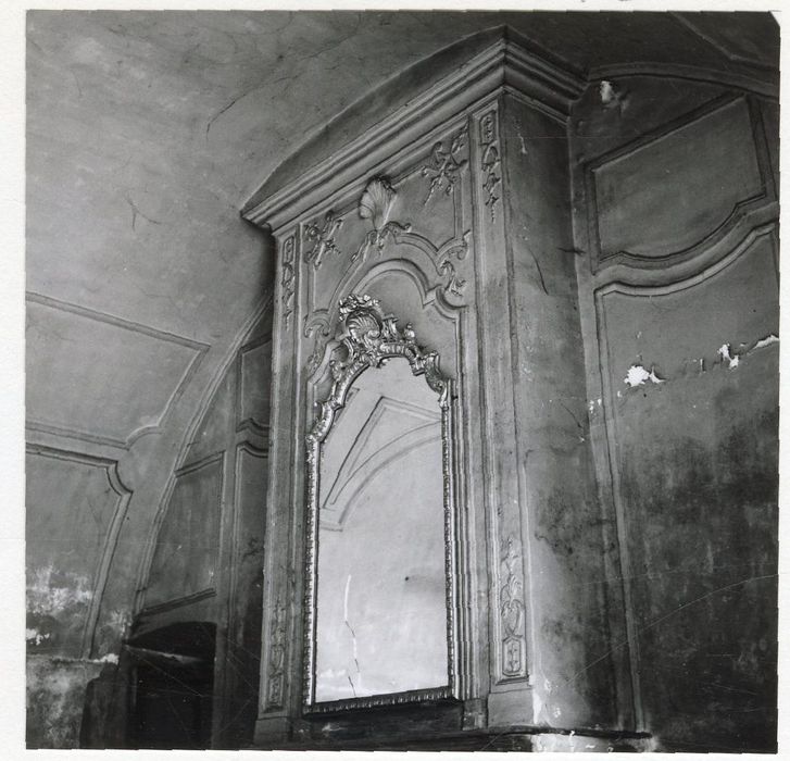 logis abbatial, aile sud, rez-de-chaussée, salon, vue partielle de la cheminée