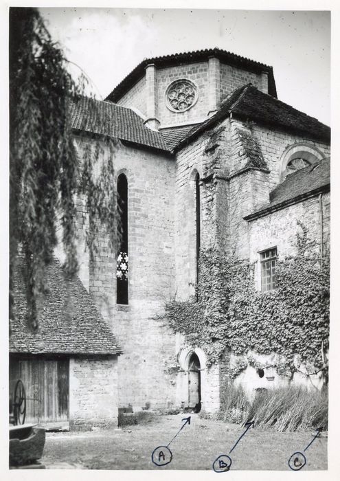 façade latérale sud de l’église abbatiale, aile est du bâtiment, façade ouest sur l’ancien cloître (A : porte reliant le cloître à l’église, B : porte d’accès à la sacristie, C : salle capitulaire)