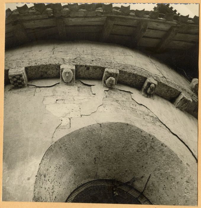 chevet, détail des modillons