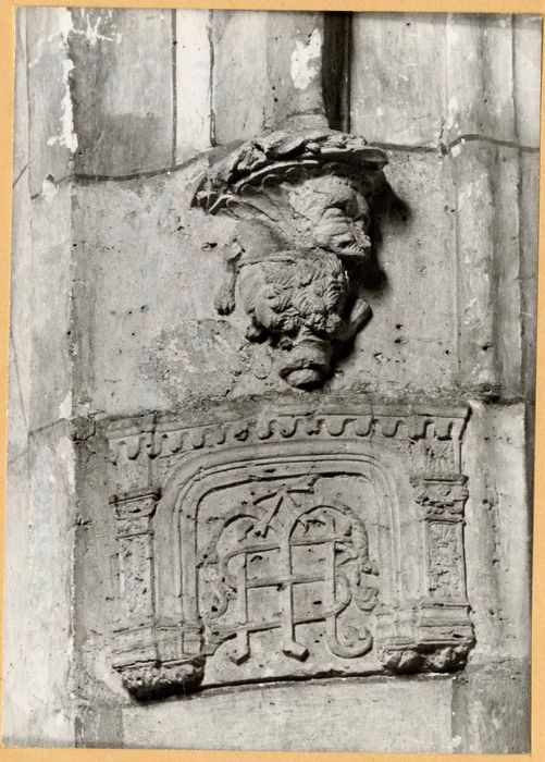 détail d’une console et d’un bas-relief