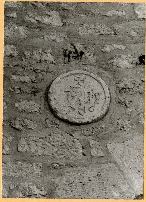pierre scellée dans le mur oriental de la chapelle nord