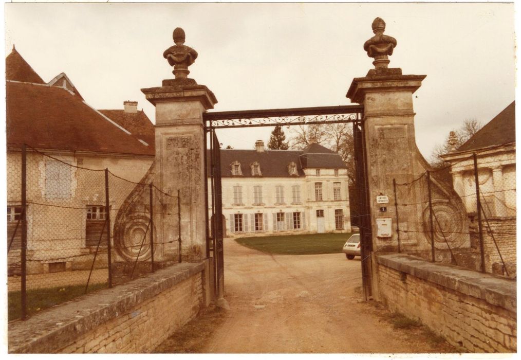 portail d’accès sud à la cour