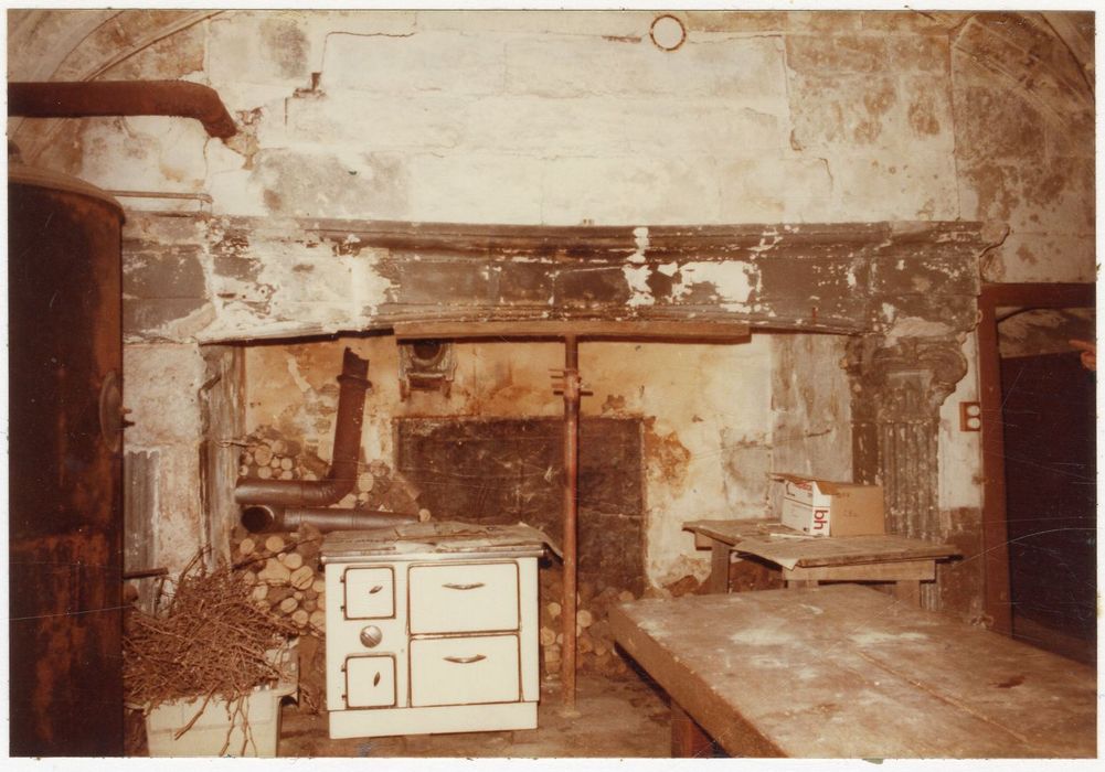 ancienne cuisine, cheminée monumentale