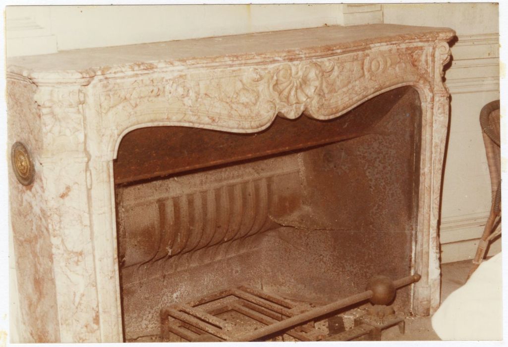 tour, pièce non localisée, cheminée