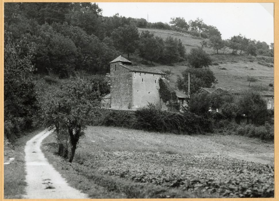vue générale de l’église dans son environnement depuis le Sud-Ouest
