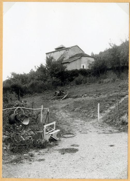 vue partielle de l’église dans son environnement depuis le Sud-Est