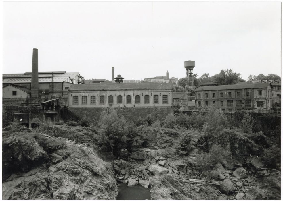 vue générale des bâtiments depuis la rive droite du Tarn au Nord