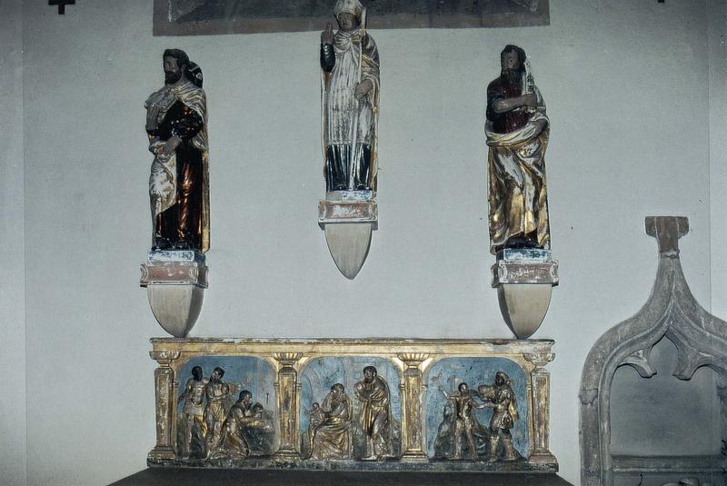 bas-relief : L' Adoration des Mages, trois statues : Saint Jacques, Saint Barthélémy, Saint Martial