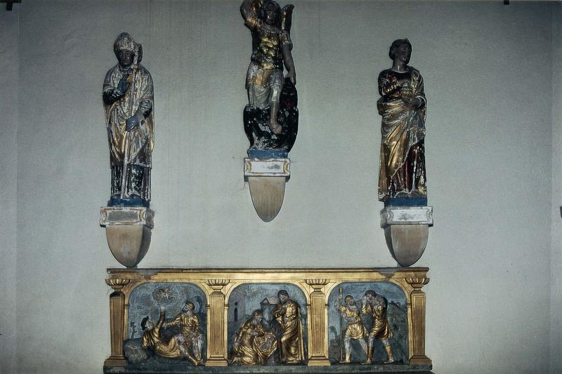 bas-relief : La Nativité avec l'adoration des bergers, trois statues : Saint Michel, Sainte-Marie-Madeleine, Un Evêque ou saint Armans (supposé)